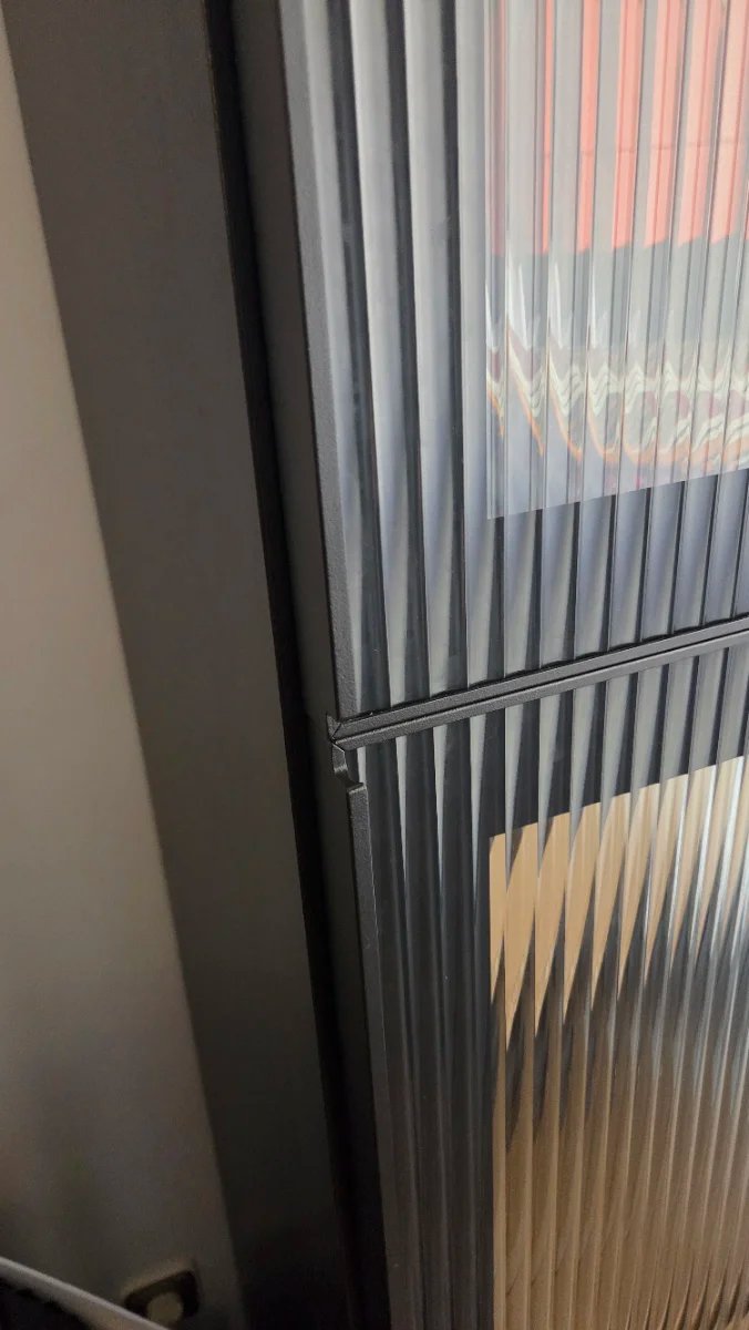 Vitrina alta Ikea Besta negra con puertas de cristal acanalado — imagen 4