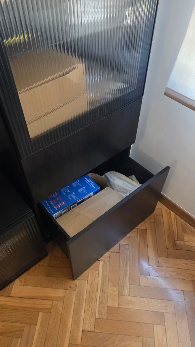 Vitrina alta Ikea Besta negra con puertas de cristal acanalado — imagen 5