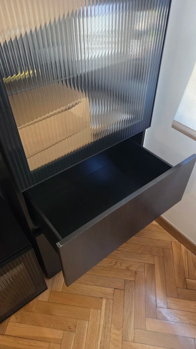Vitrina alta Ikea Besta negra con puertas de cristal acanalado — imagen 6