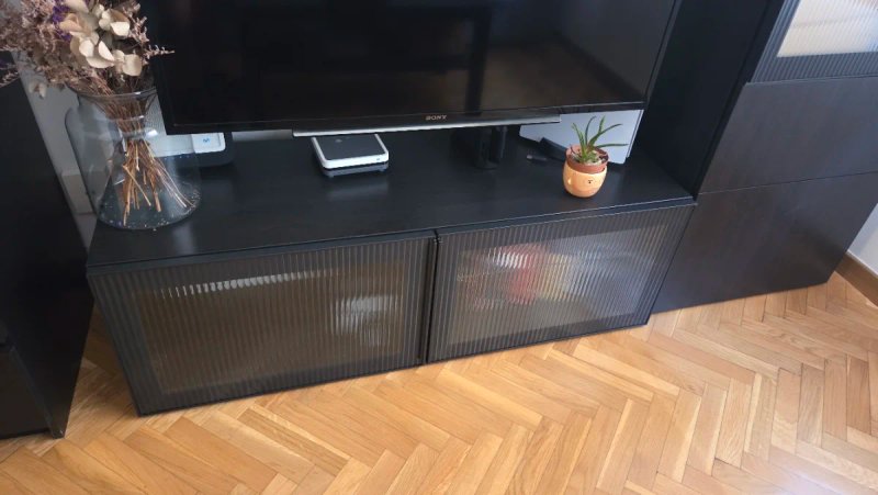 Vitrina alta Ikea Besta negra con puertas de cristal acanalado — imagen 7