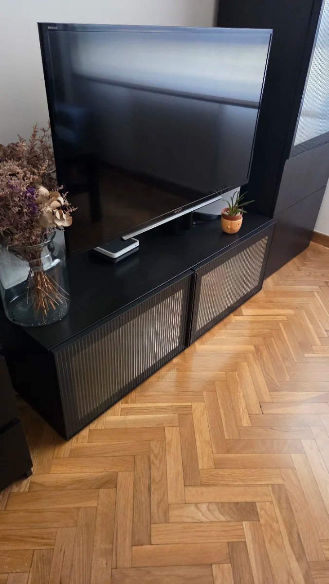 Vitrina alta Ikea Besta negra con puertas de cristal acanalado — imagen 8