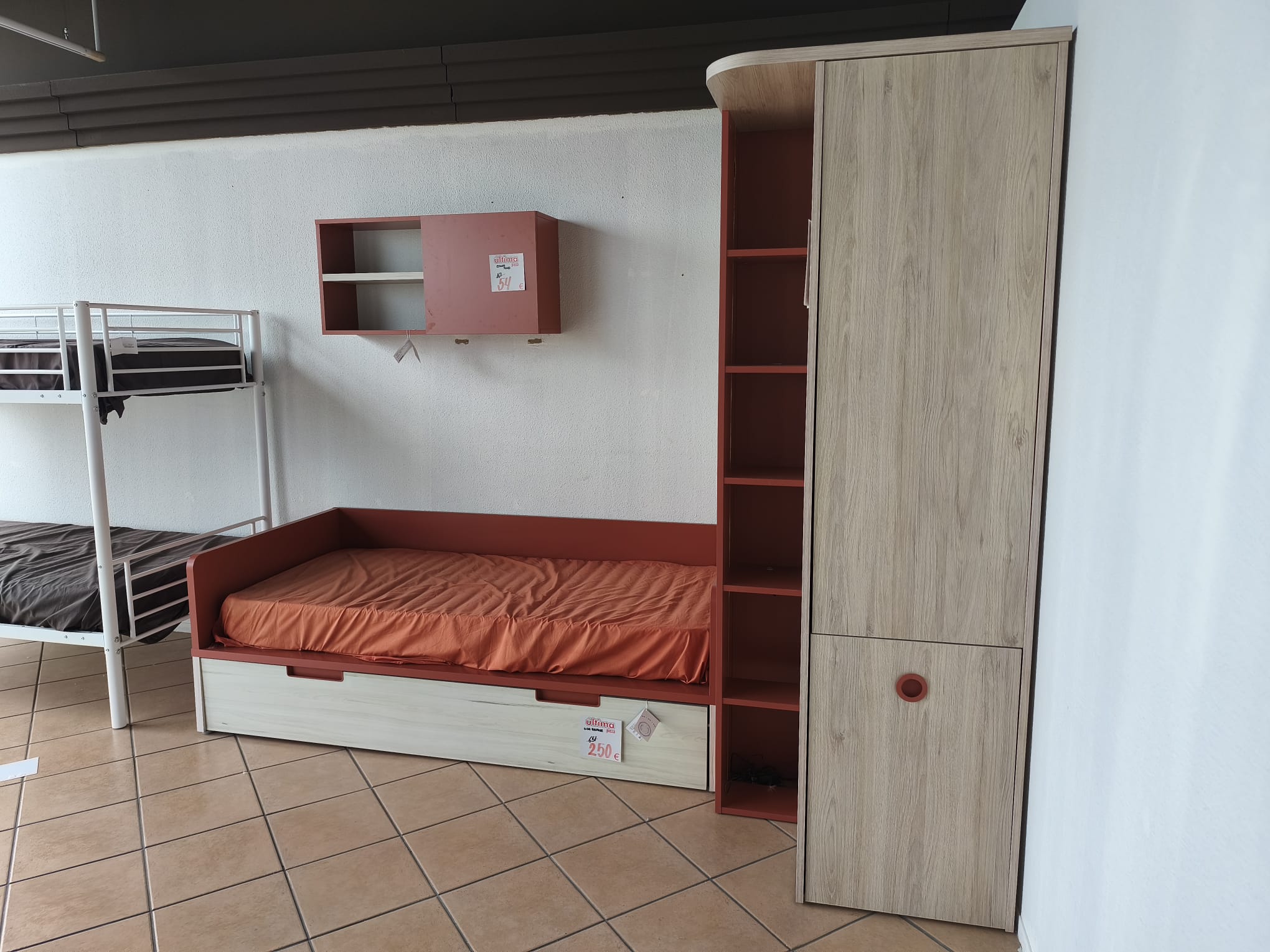 Dormitorio juvenil completo con cama nido, armario esquinero y estantería mural