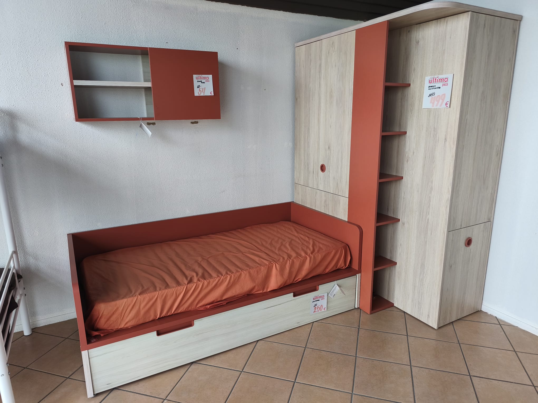 Dormitorio juvenil completo con cama nido, armario esquinero y estantería mural — imagen 2