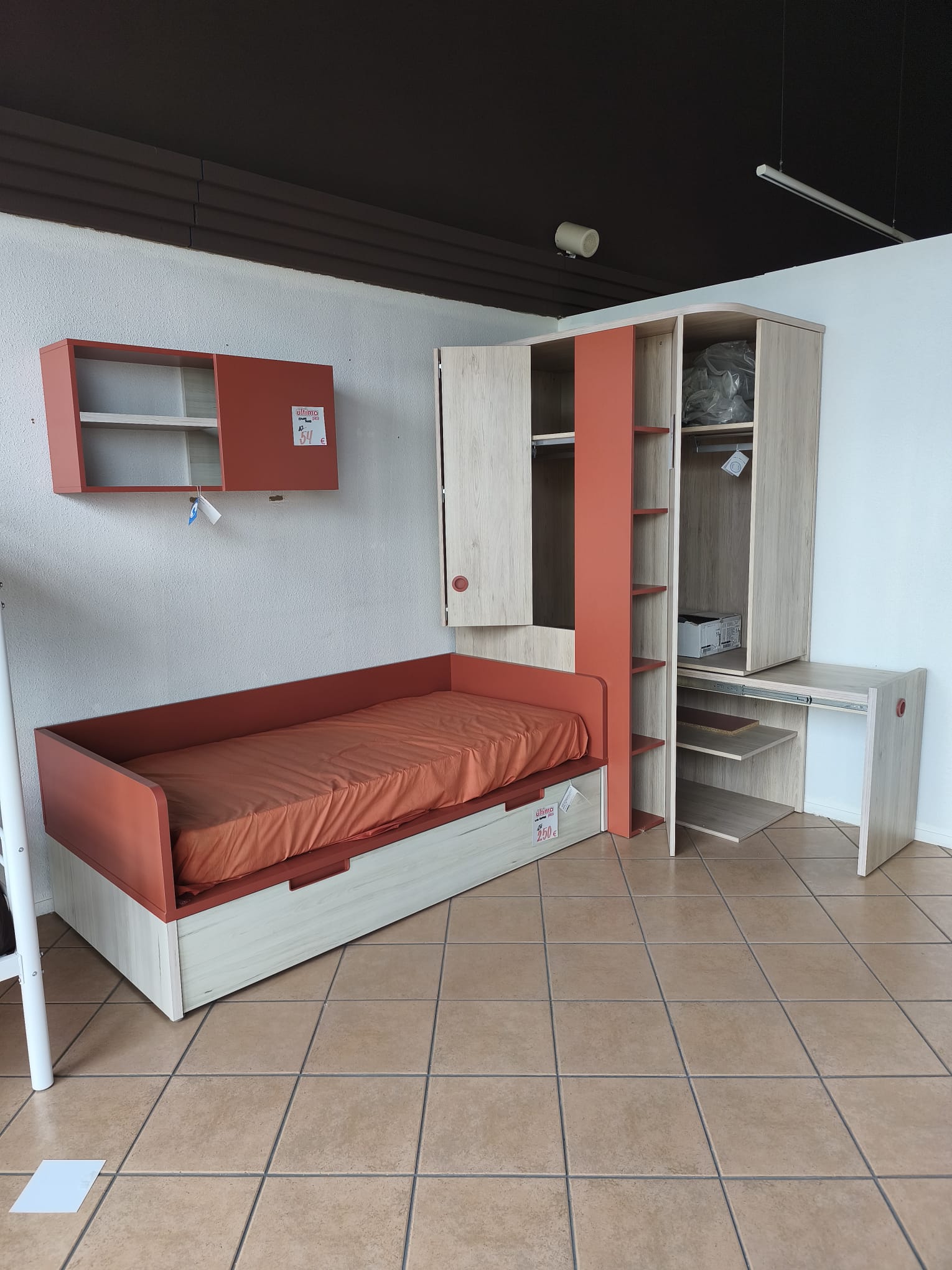 Dormitorio juvenil completo con cama nido, armario esquinero y estantería mural — imagen 3