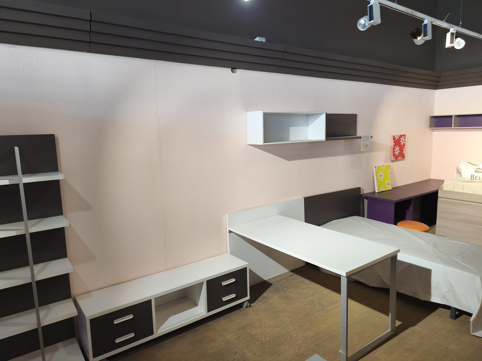 Conjunto dormitorio juvenil bicolor blanco y grafito – exposición de tienda