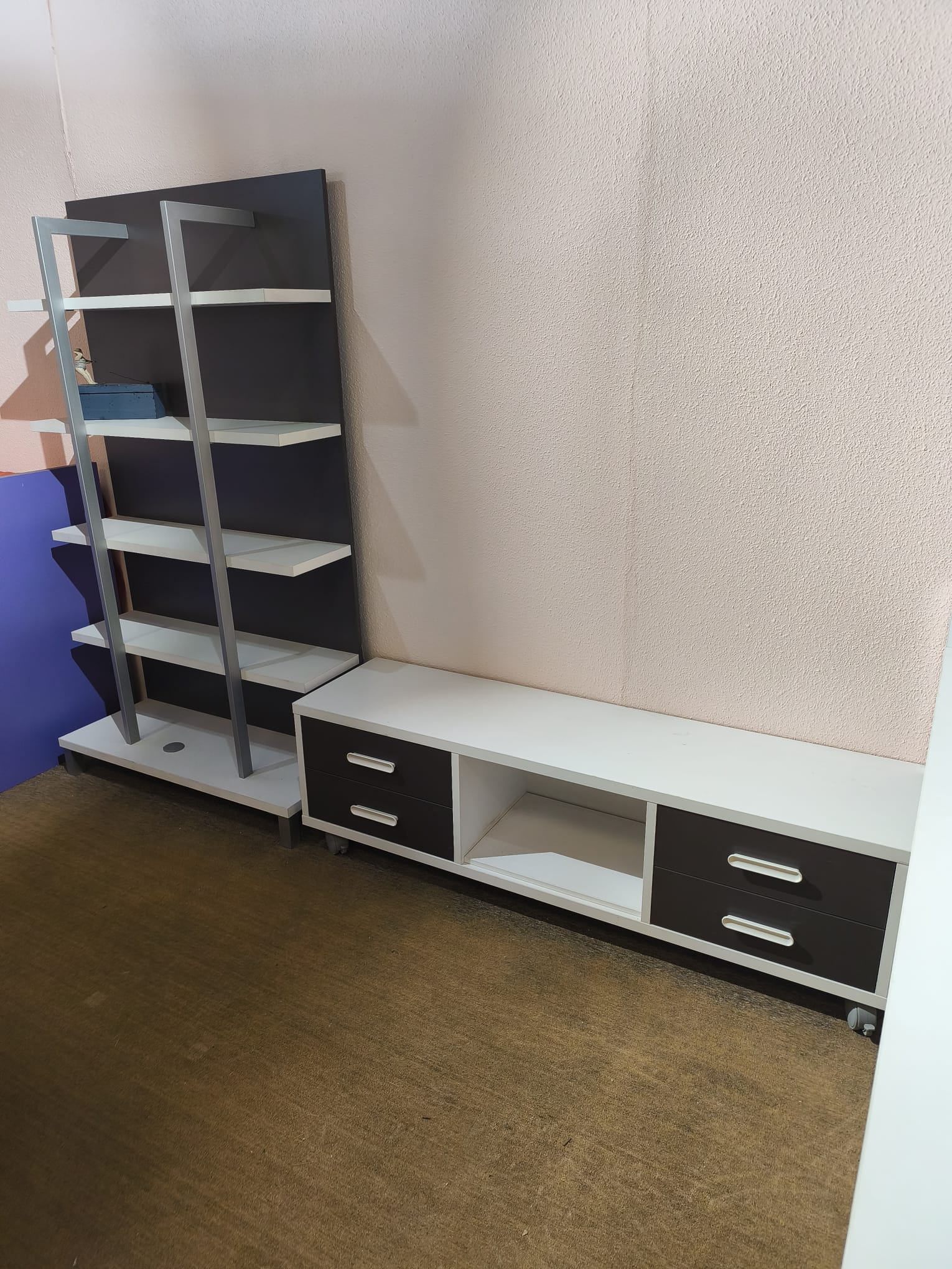 Conjunto dormitorio juvenil bicolor blanco y grafito – exposición de tienda — imagen 2