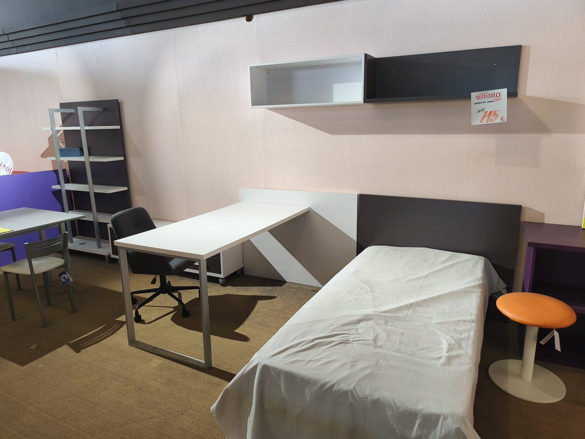 Conjunto dormitorio juvenil bicolor blanco y grafito – exposición de tienda — imagen 3