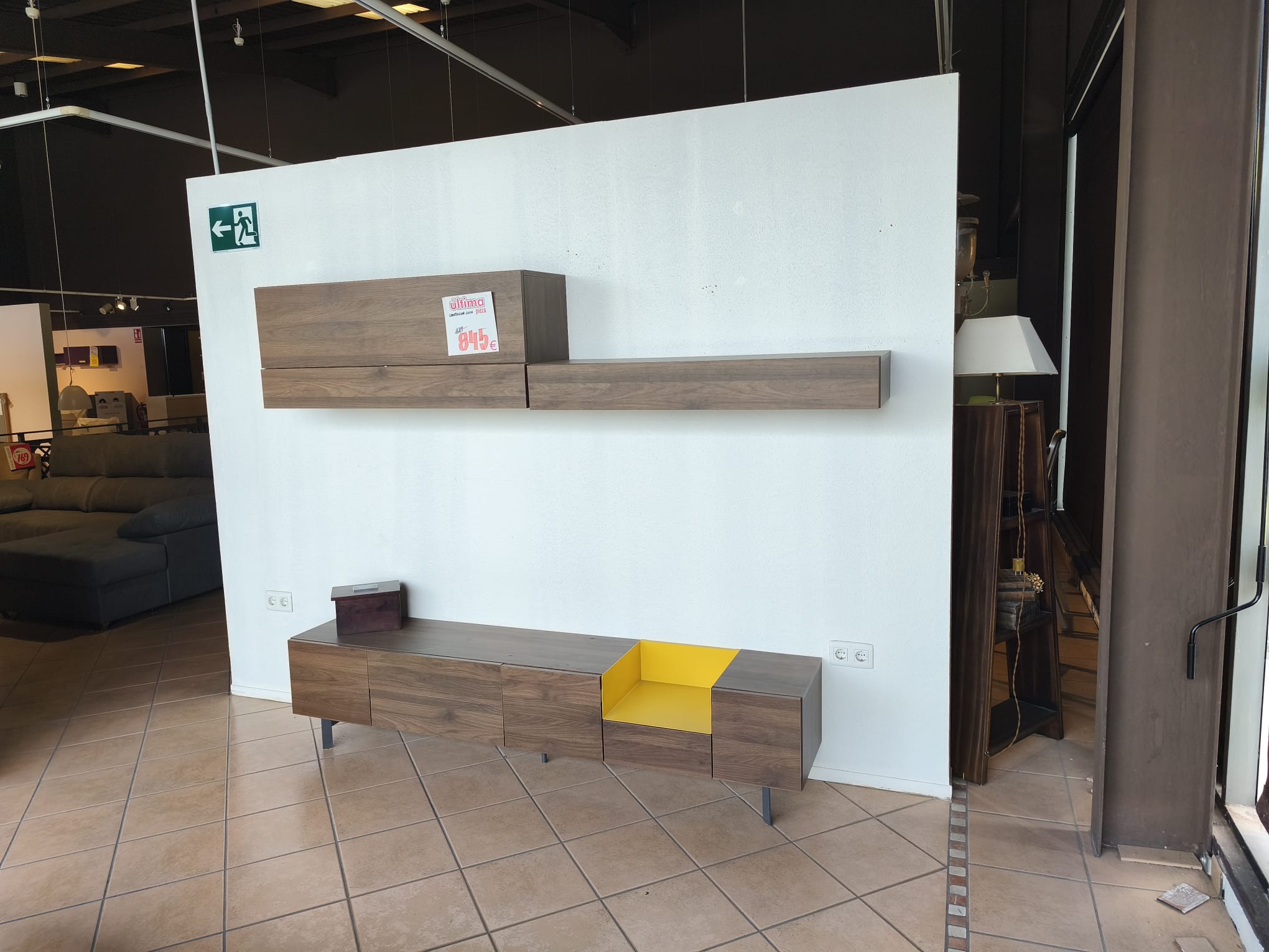 Conjunto salón modular con mueble TV y módulos de pared – exposición de tienda