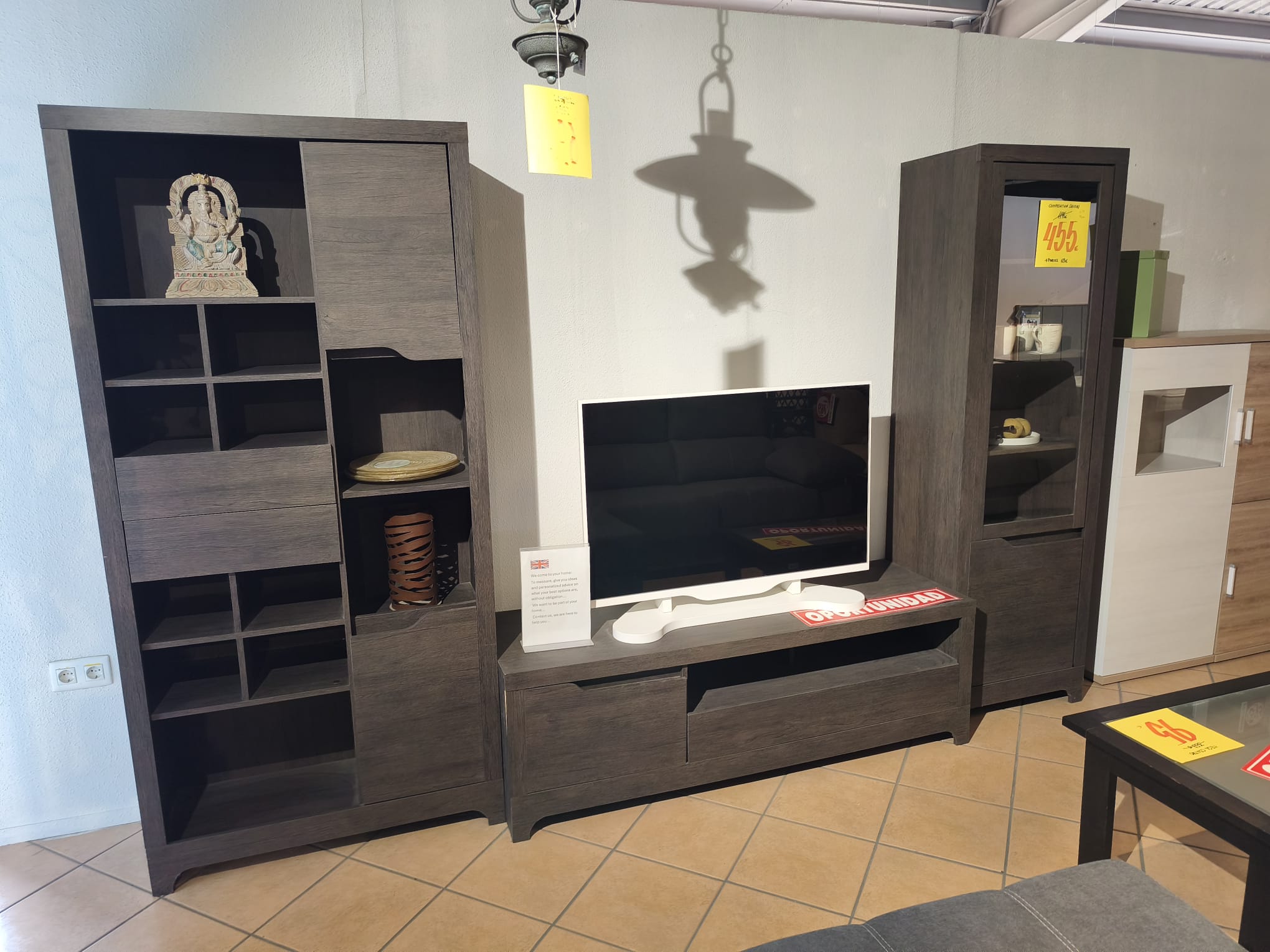 Composición de salón modular con librería, mueble TV y vitrina – acabado roble oscuro