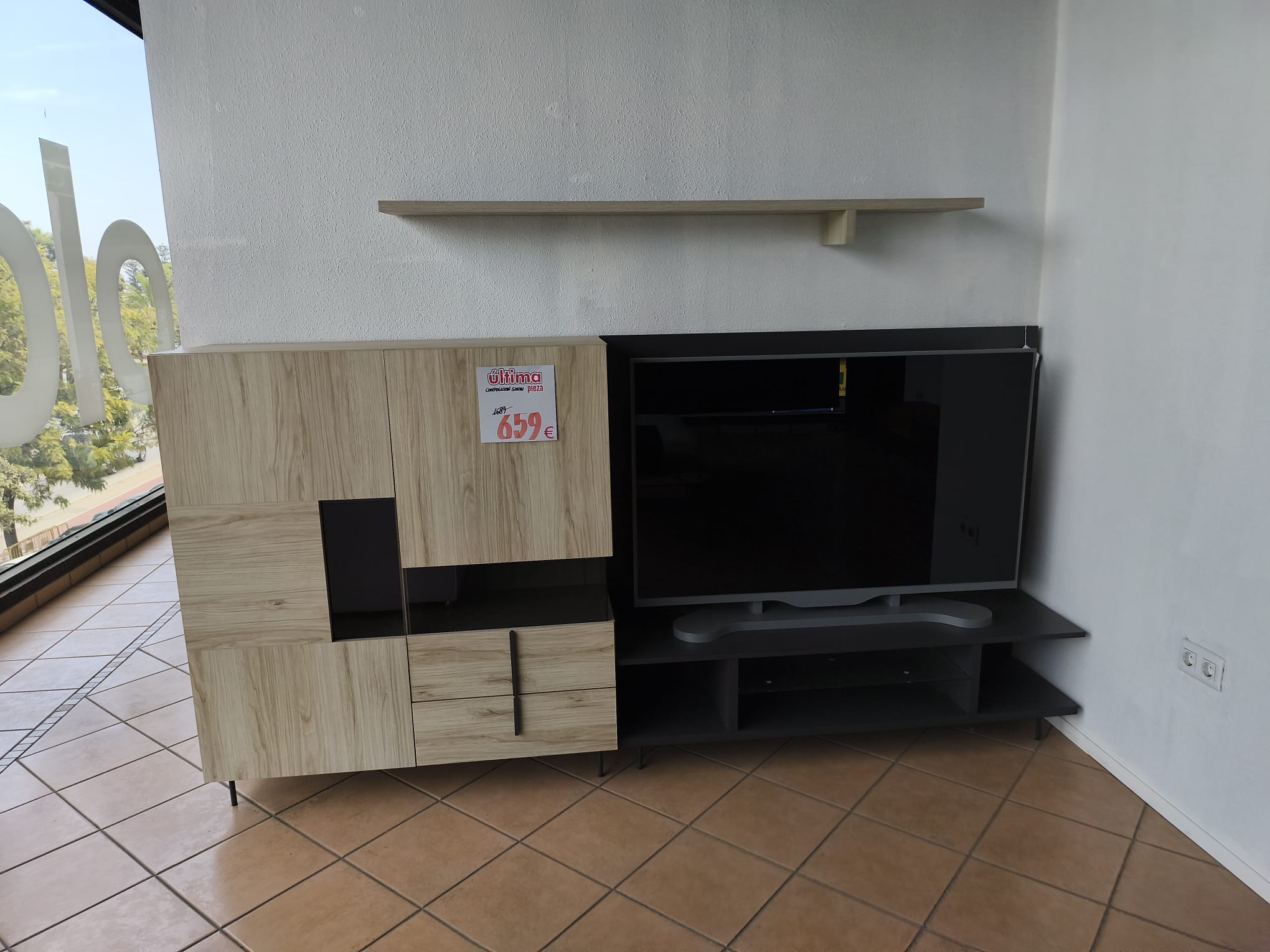 Conjunto salón modular con módulo vitrina, mueble TV y balda flotante
