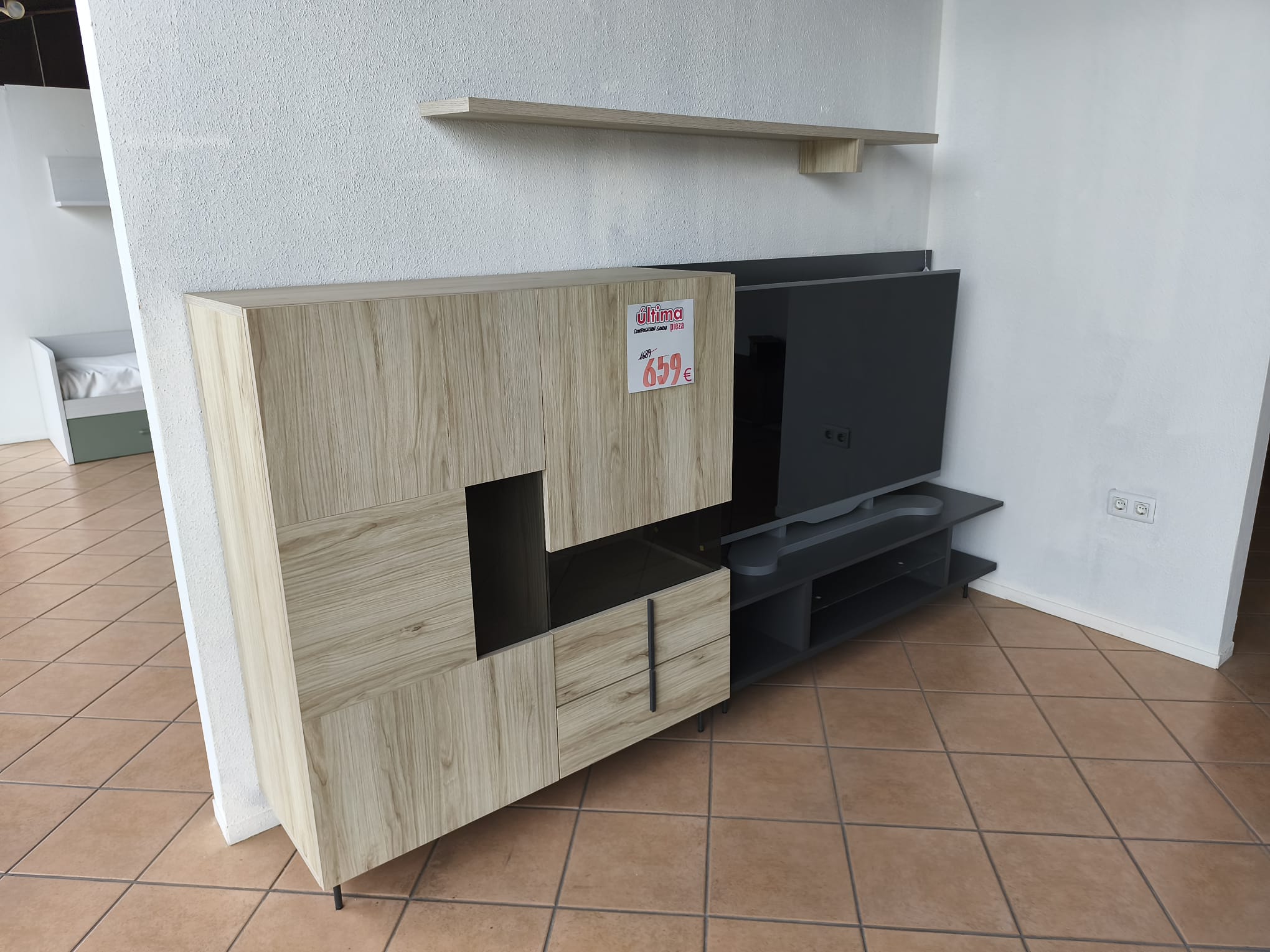 Conjunto salón modular con módulo vitrina, mueble TV y balda flotante — imagen 2
