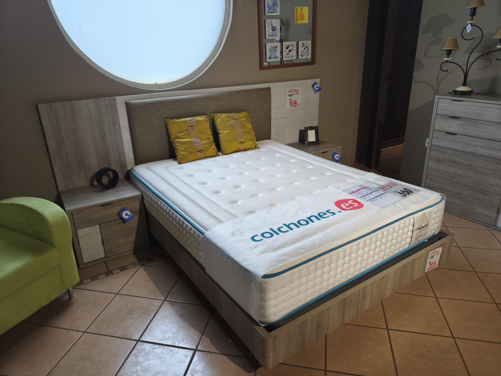 Cama de matrimonio con cabecero tapizado y bañera de 150 cm — imagen 2