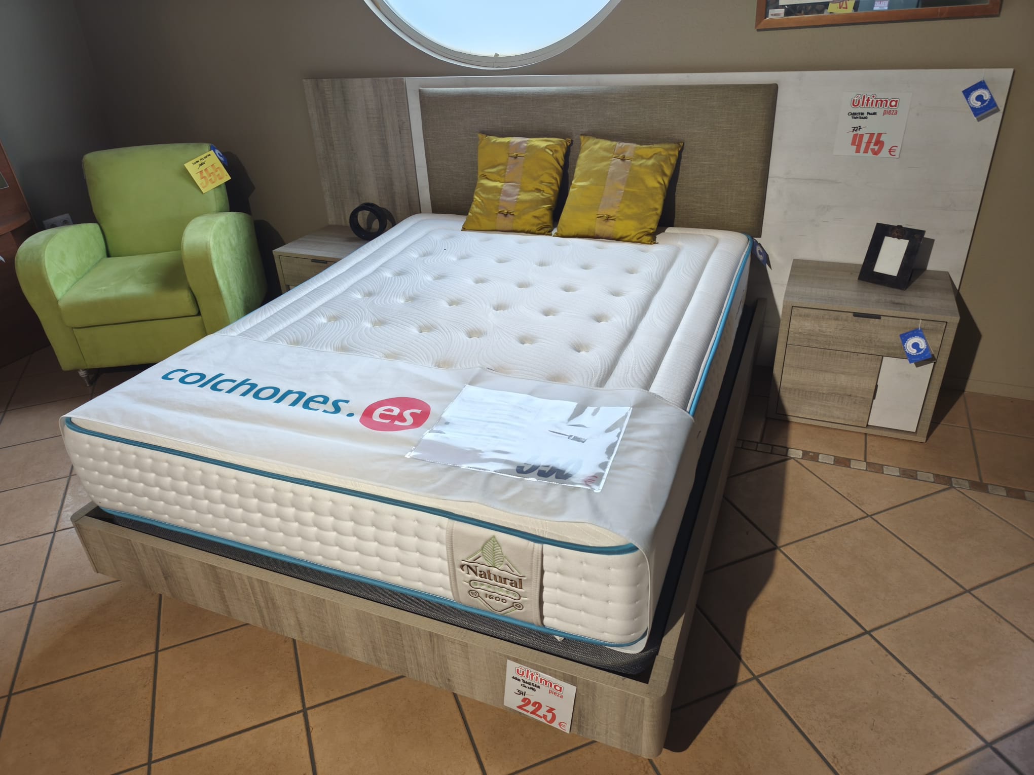 Cama de matrimonio con cabecero tapizado y bañera de 150 cm — imagen 3