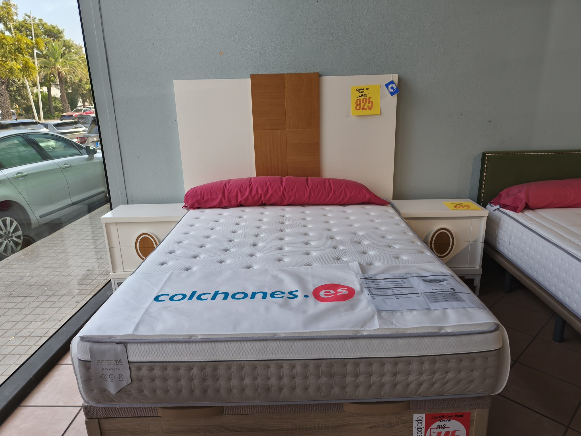 Conjunto dormitorio cabecero blanco con panel central en madera y dos mesitas de noche