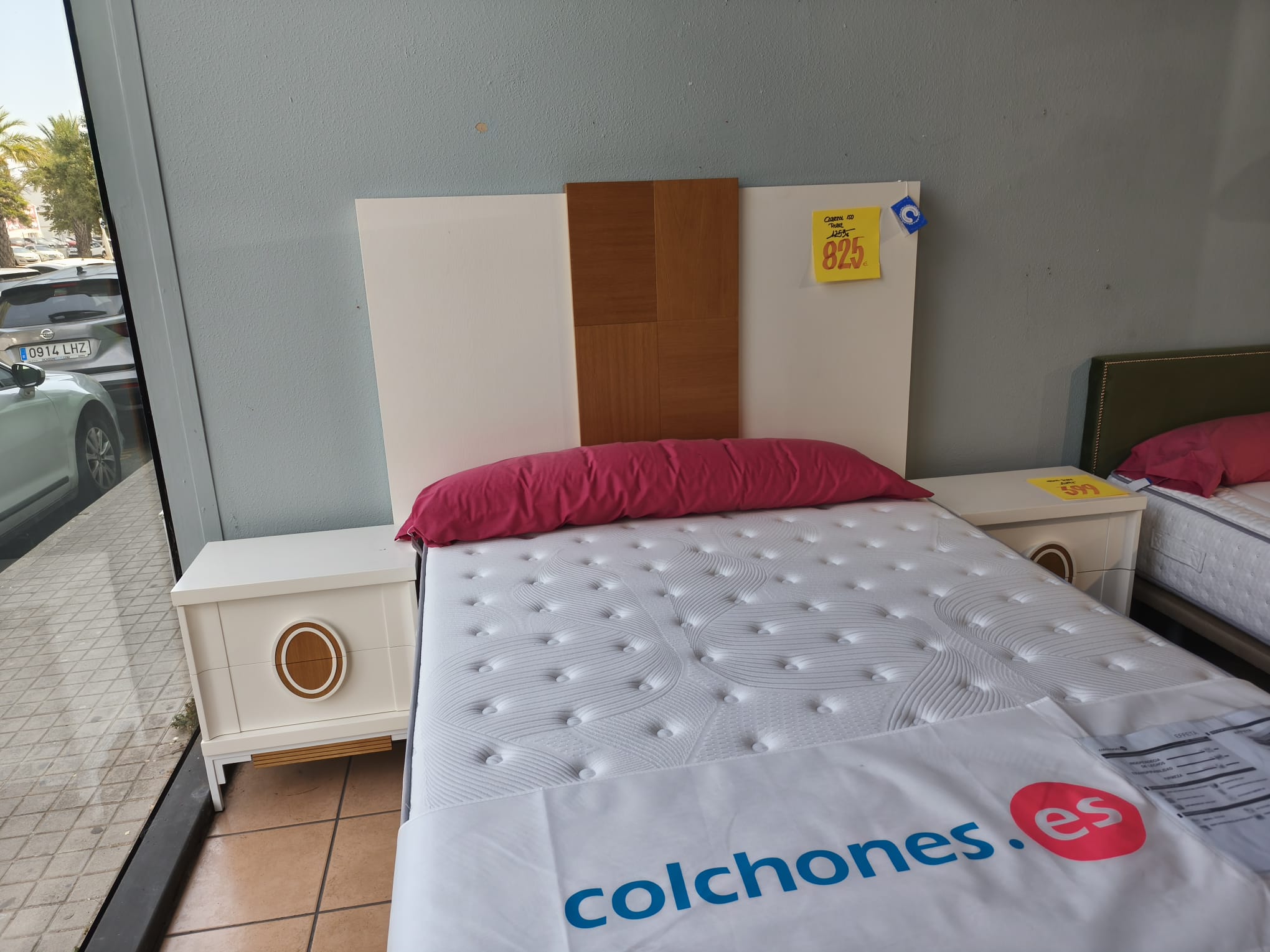 Conjunto dormitorio cabecero blanco con panel central en madera y dos mesitas de noche — imagen 2