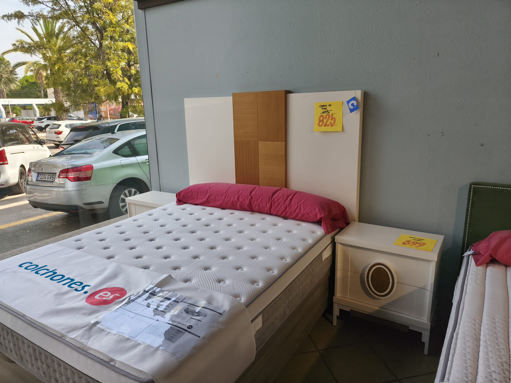 Conjunto dormitorio cabecero blanco con panel central en madera y dos mesitas de noche — imagen 3