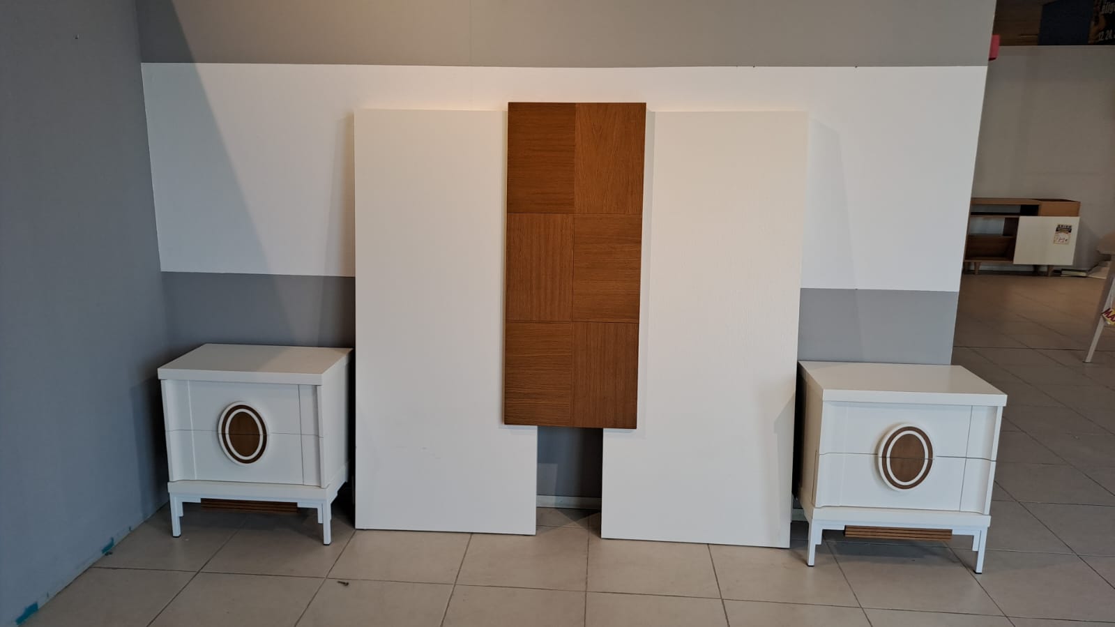 Conjunto de cabecero y dos mesitas de noche blancas con detalle en madera