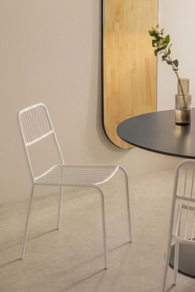Silla de comedor SKLUM blanca como nueva.