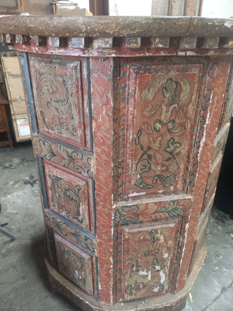 Altar antiguo de madera tallada con detalles artesanales