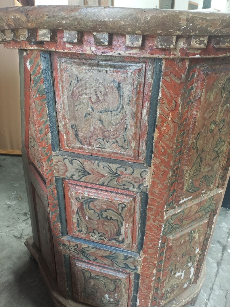 Altar antiguo de madera tallada con detalles artesanales — imagen 2