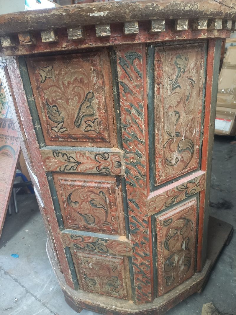 Altar antiguo de madera tallada con detalles artesanales — imagen 3
