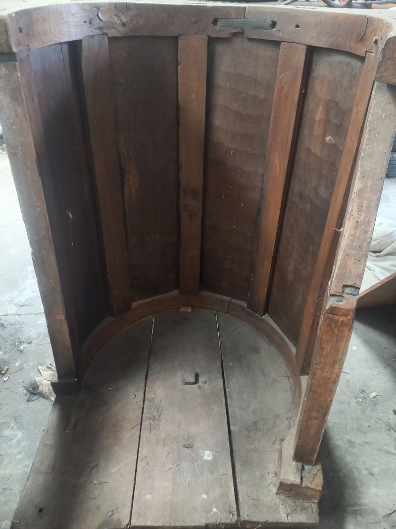 Altar antiguo de madera tallada con detalles artesanales — imagen 4