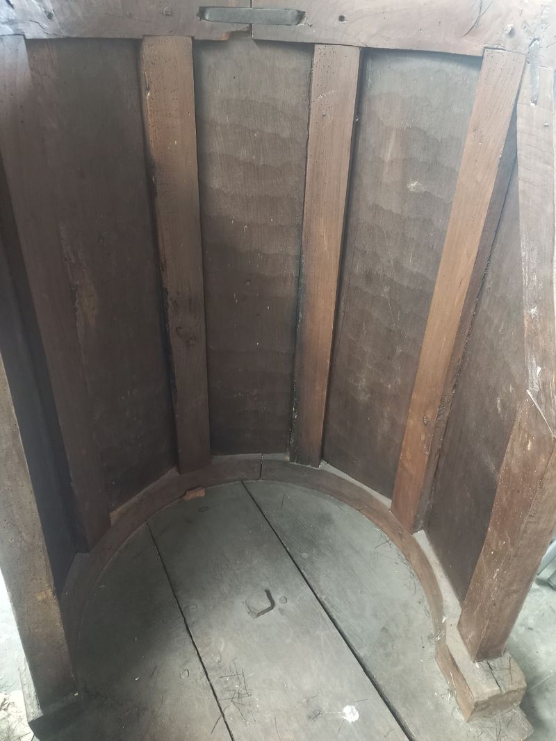 Altar antiguo de madera tallada con detalles artesanales — imagen 5