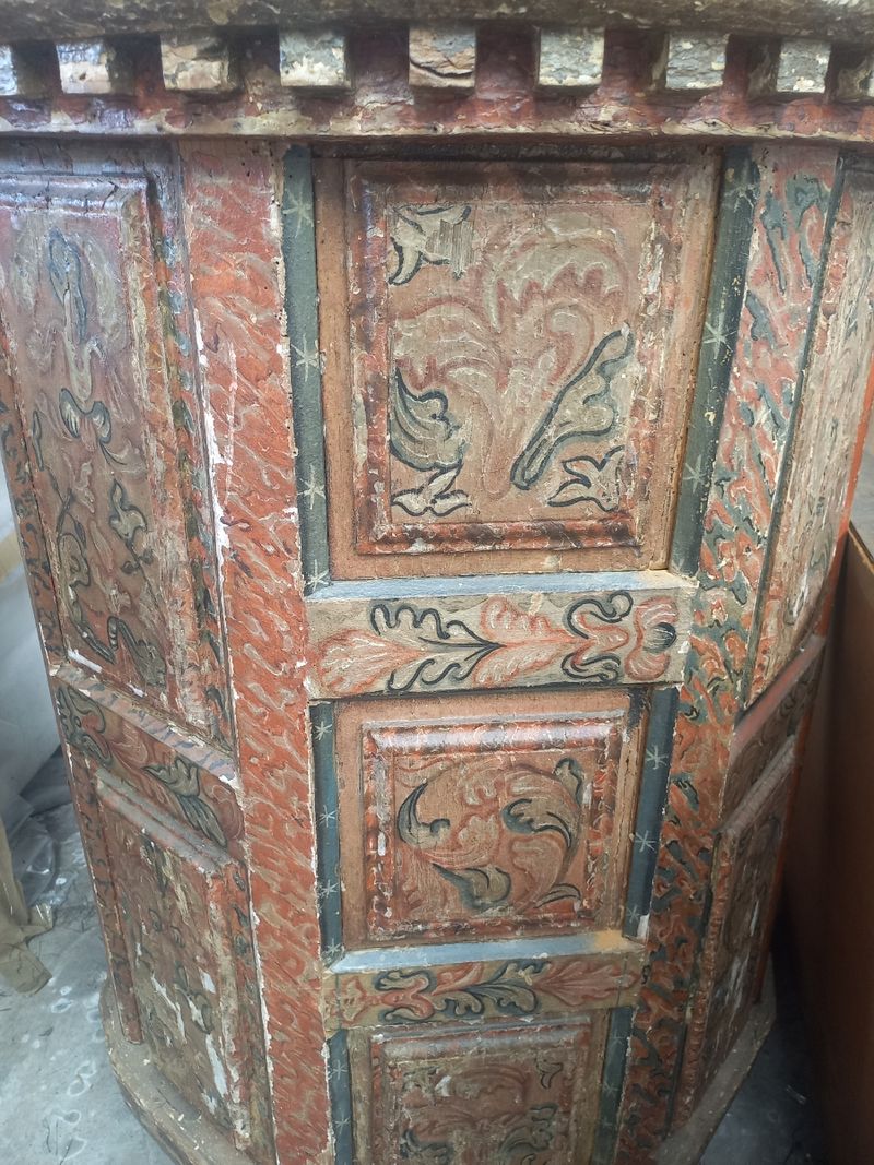 Altar antiguo de madera tallada con detalles artesanales — imagen 6