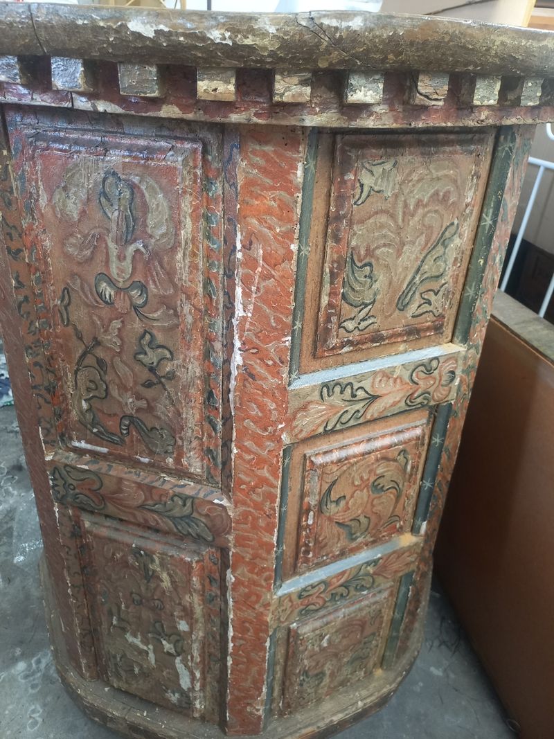 Altar antiguo de madera tallada con detalles artesanales — imagen 7