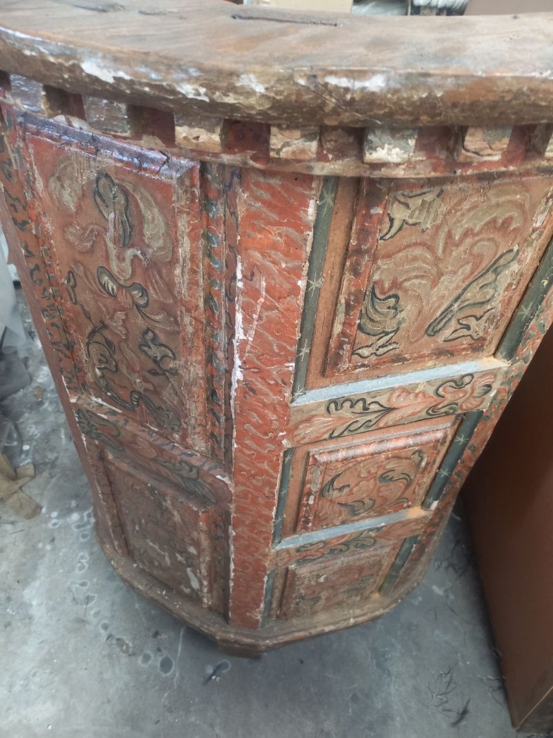 Altar antiguo de madera tallada con detalles artesanales — imagen 8