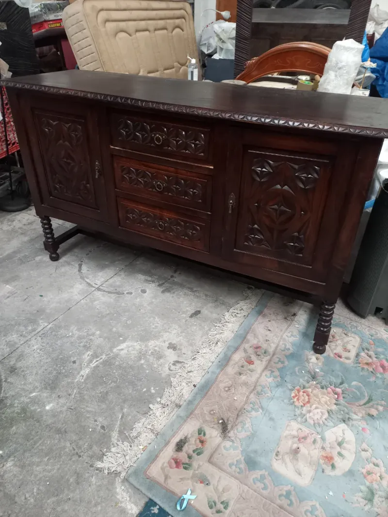 Aparador clásico de madera con talla artesanal