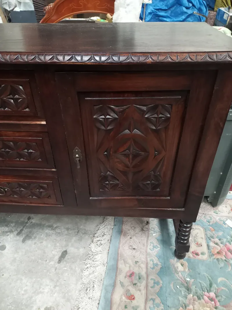 Aparador clásico de madera con talla artesanal — imagen 2