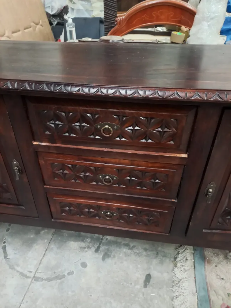 Aparador clásico de madera con talla artesanal — imagen 3