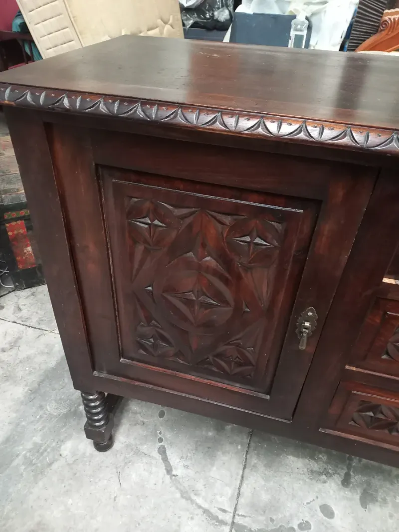 Aparador clásico de madera con talla artesanal — imagen 4