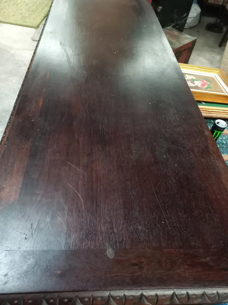 Aparador clásico de madera con talla artesanal — imagen 5