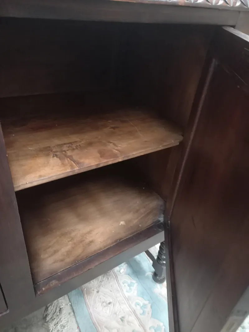 Aparador clásico de madera con talla artesanal — imagen 6