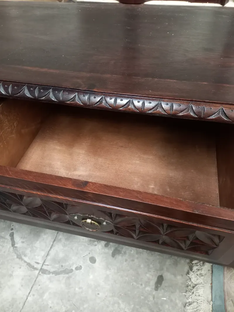 Aparador clásico de madera con talla artesanal — imagen 7