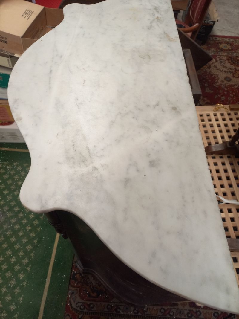 Cómoda antigua con superficie de mármol blanco y patas torneadas — imagen 2