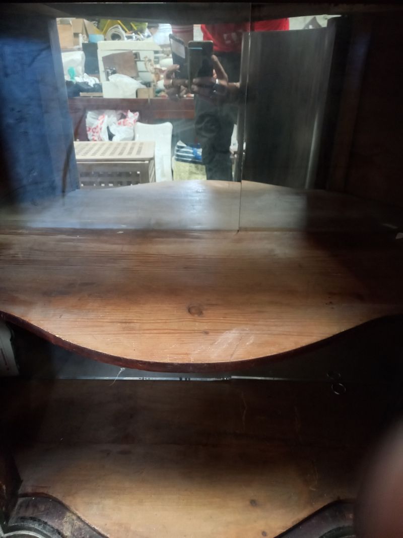 Cómoda antigua con superficie de mármol blanco y patas torneadas — imagen 5