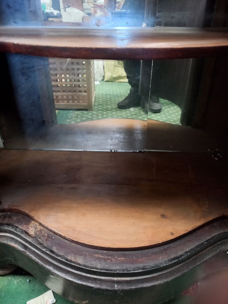 Cómoda antigua con superficie de mármol blanco y patas torneadas — imagen 6