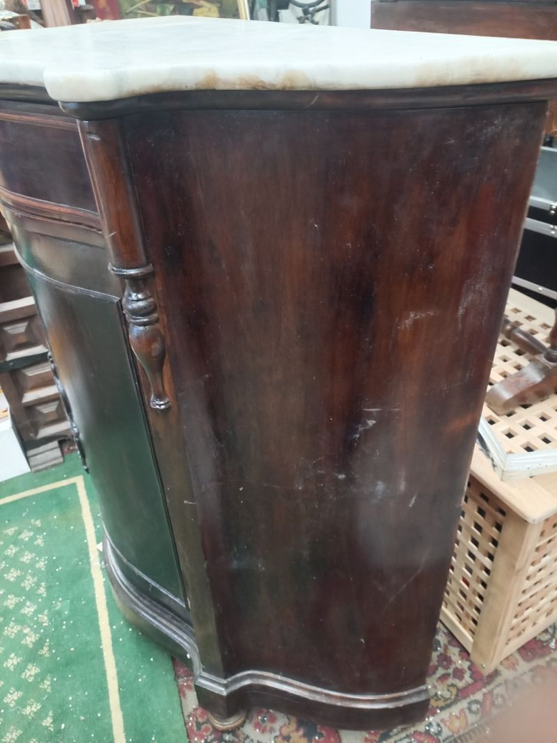 Cómoda antigua con superficie de mármol blanco y patas torneadas — imagen 7