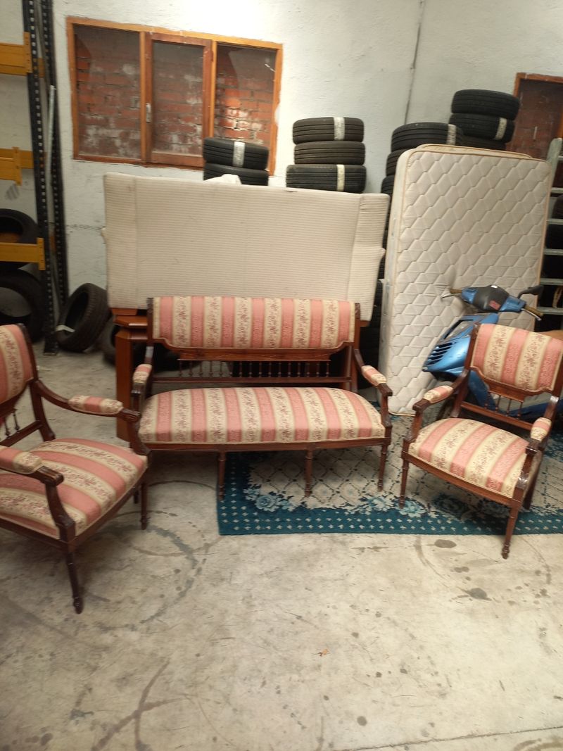 Conjunto de salón isabelino: sofá de dos plazas y dos sillones clásicos