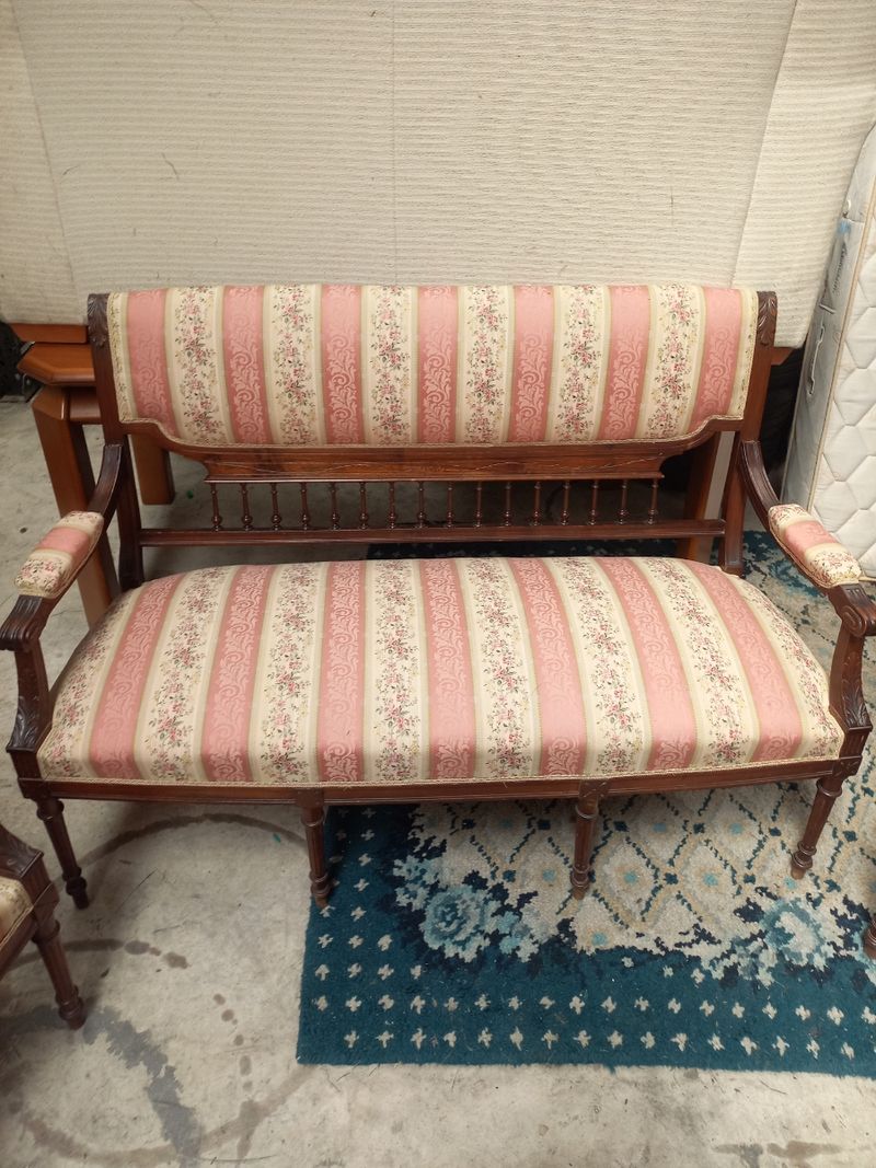 Conjunto de salón isabelino: sofá de dos plazas y dos sillones clásicos — imagen 2