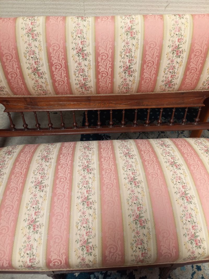 Conjunto de salón isabelino: sofá de dos plazas y dos sillones clásicos — imagen 3