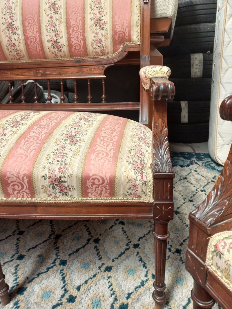 Conjunto de salón isabelino: sofá de dos plazas y dos sillones clásicos — imagen 6