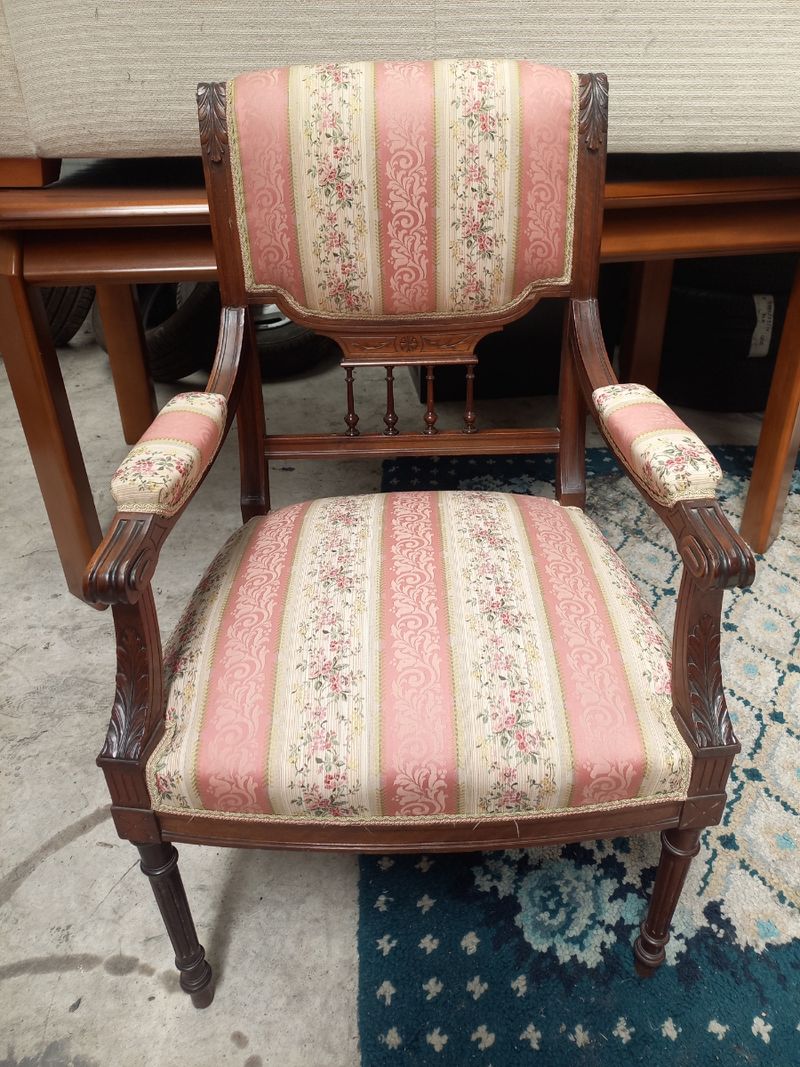 Conjunto de salón isabelino: sofá de dos plazas y dos sillones clásicos — imagen 7
