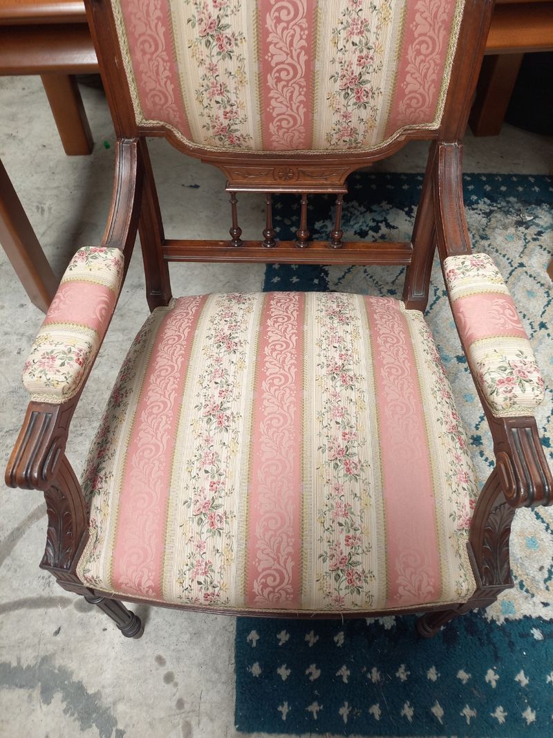 Conjunto de salón isabelino: sofá de dos plazas y dos sillones clásicos — imagen 8