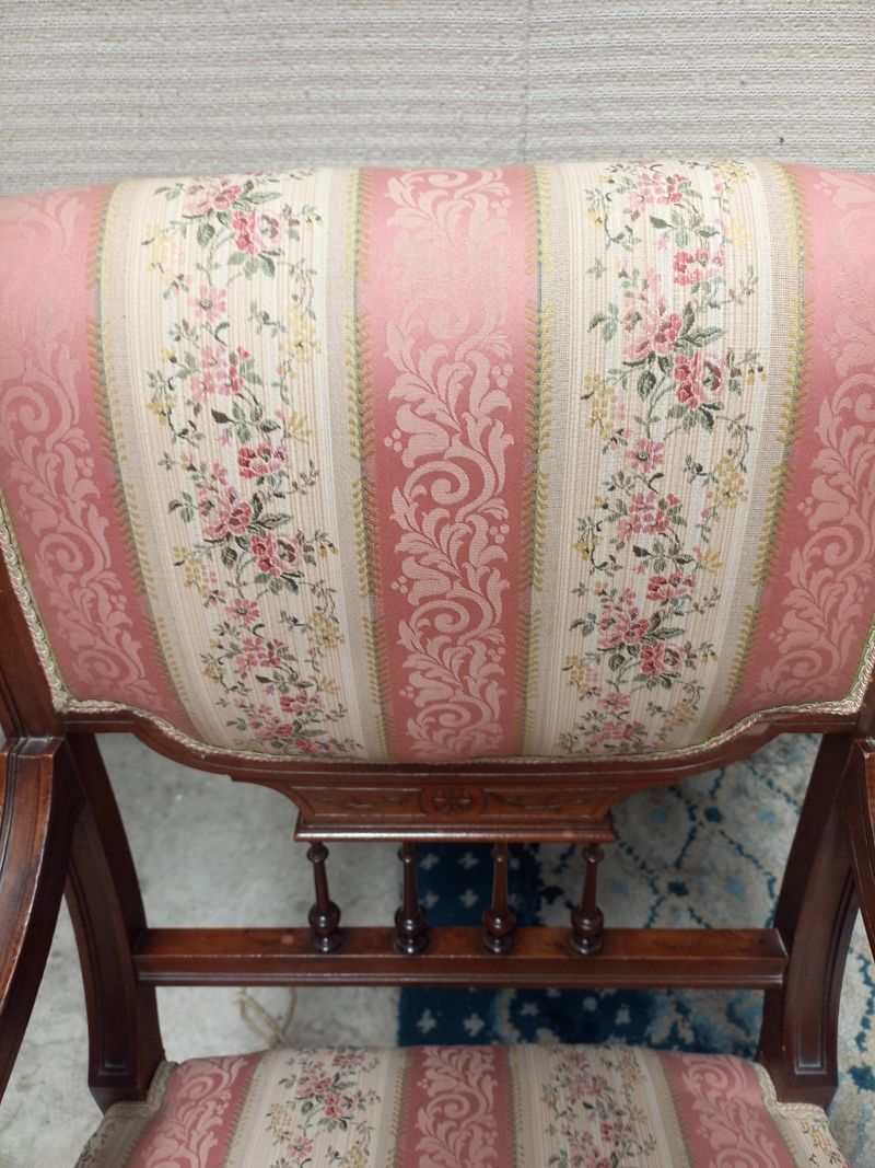 Conjunto de salón isabelino: sofá de dos plazas y dos sillones clásicos — imagen 9