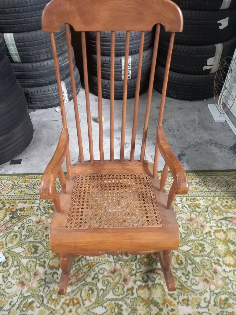 Mecedora clásica de madera con asiento de ratán