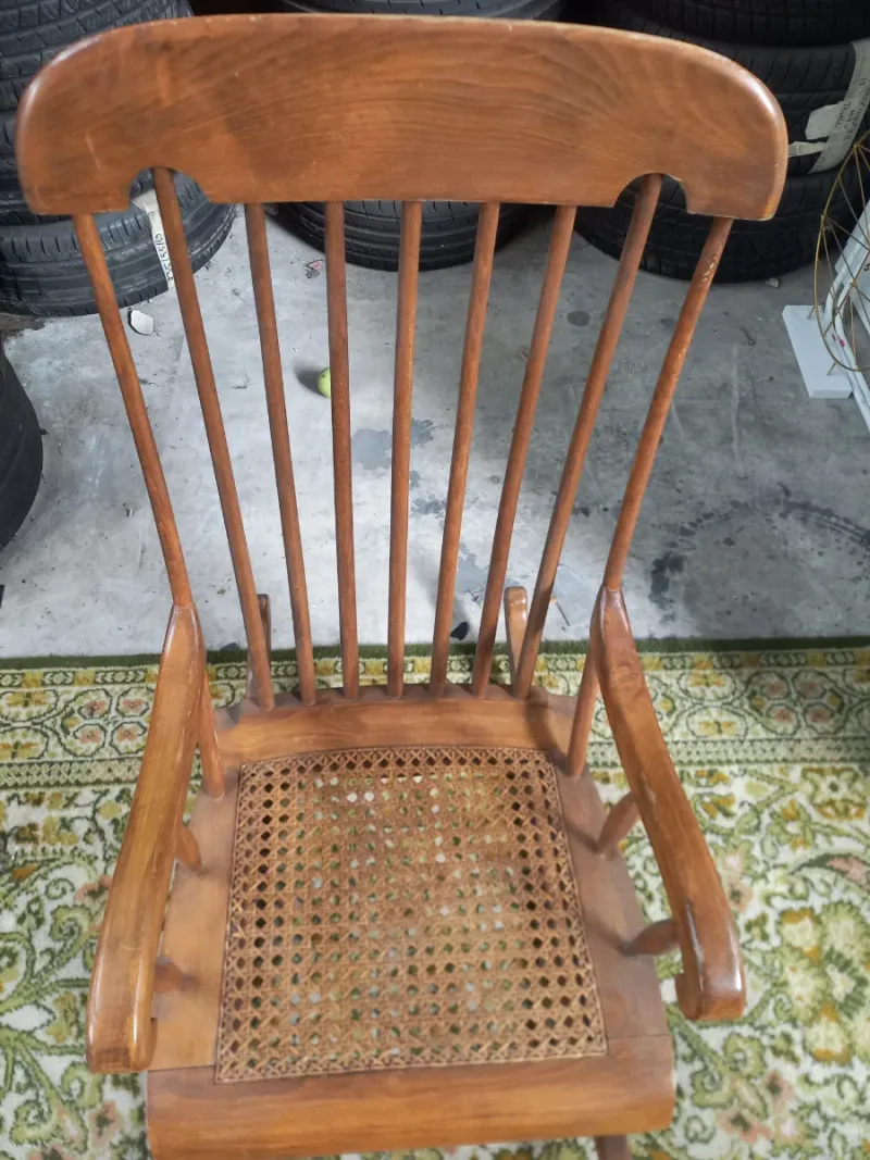 Mecedora clásica de madera con asiento de ratán — imagen 2